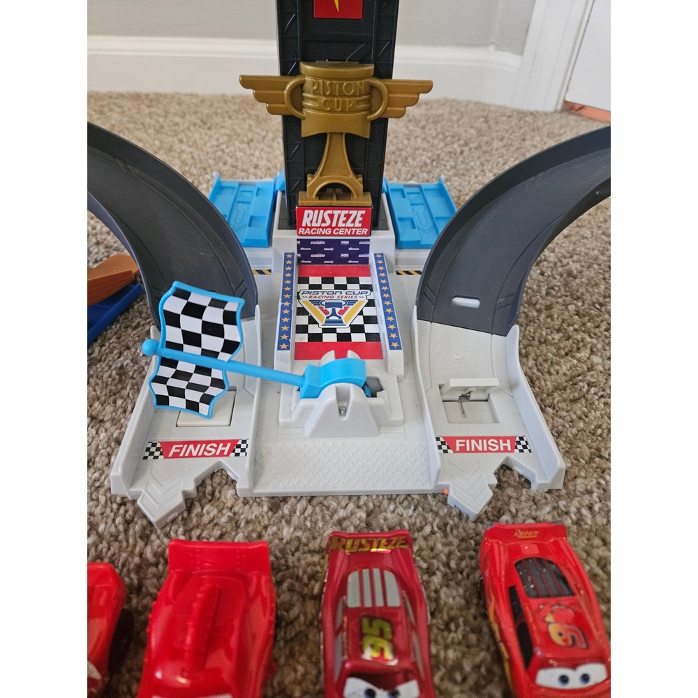 Disney Pixar Cars Rust Eze Racing Tower Playset with 4 Lightning McQueen Cars - Picture 4 of 5